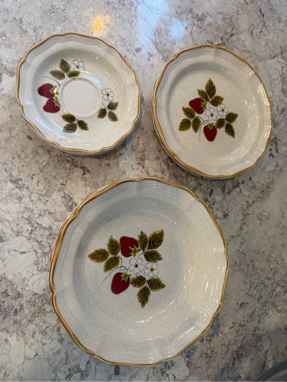 Vintage Strawberry-Accent dishes